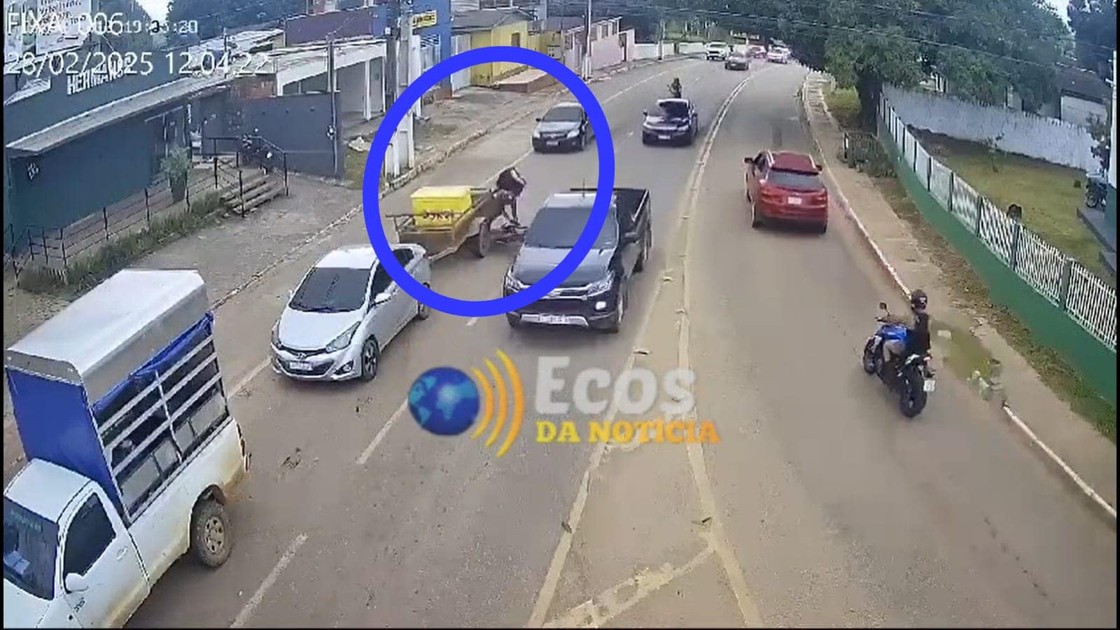 VÍDEO: Entregador sofre acidente grave após colidir em carrocinha