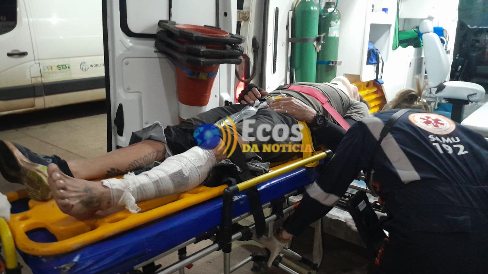 Motociclista desmaia, sofre acidente e tem perna lacerada