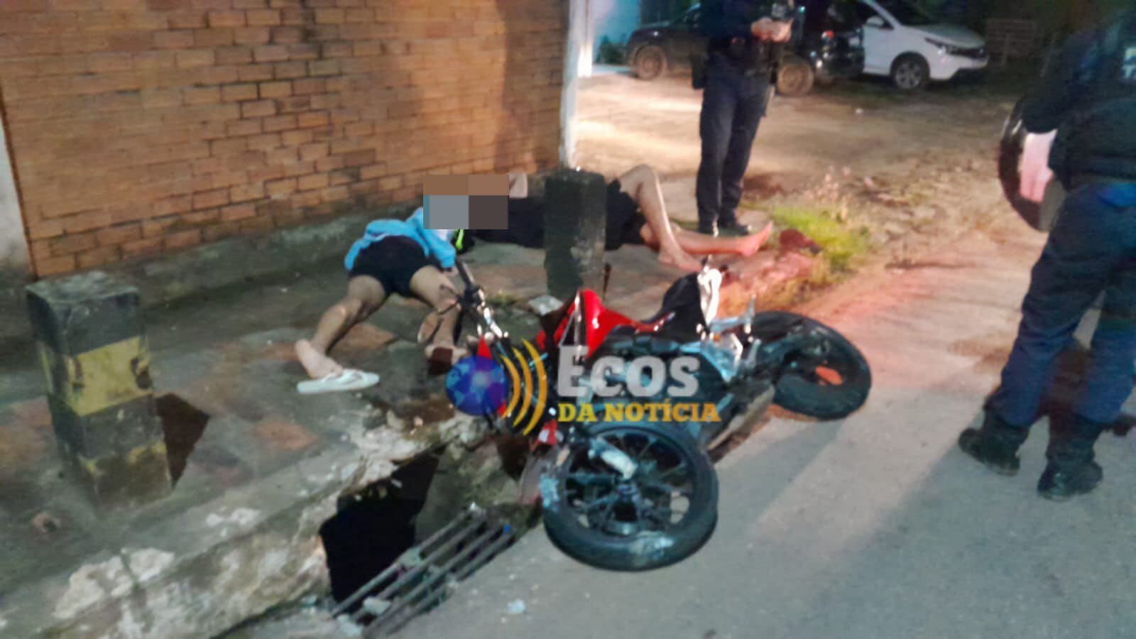 Dupla em motocicleta tenta fugir da Polícia, colide contra muro e é detida