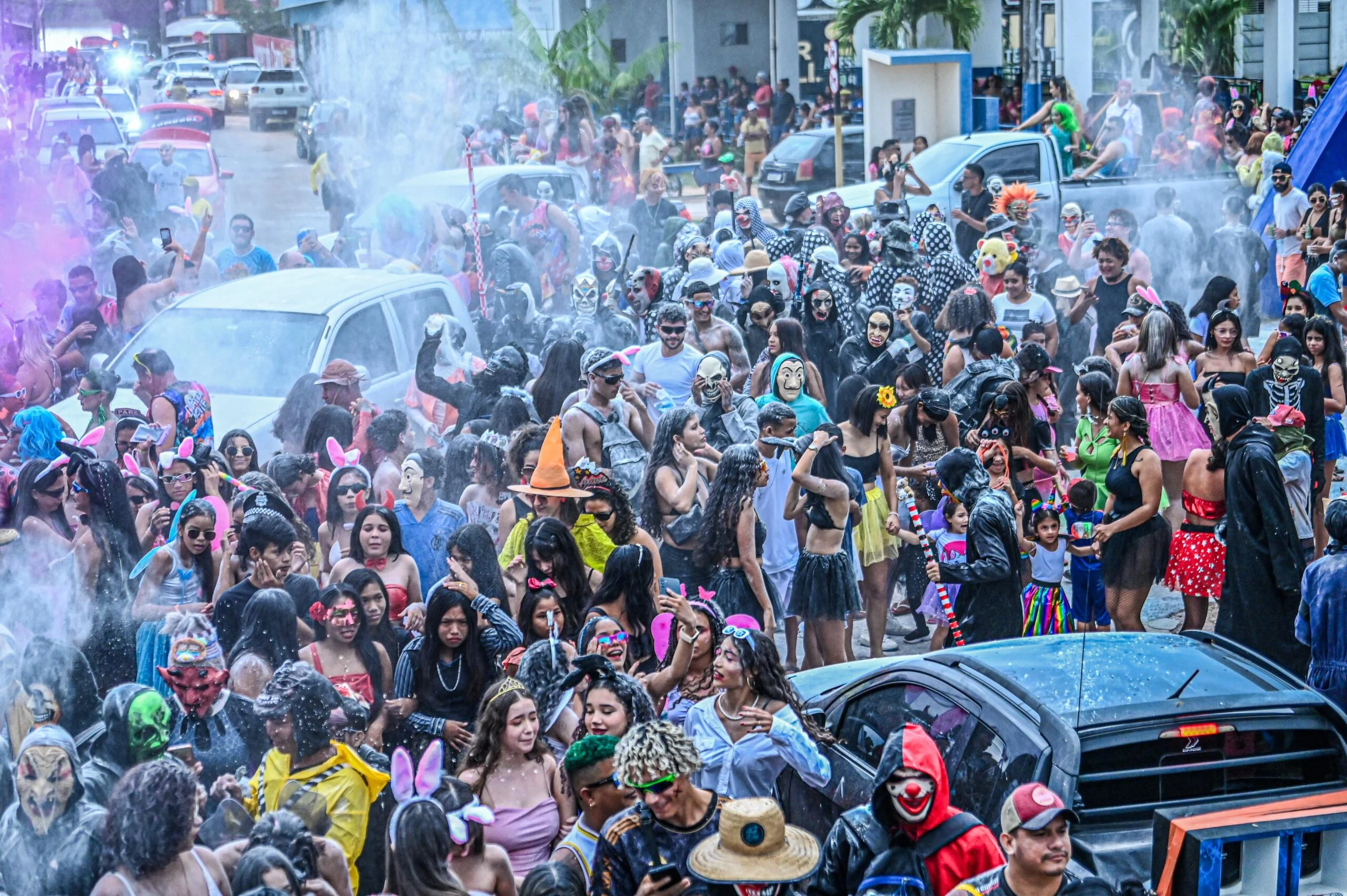 Bloco do Sujo marca tradição e invade ruas de Feijó no Carnaval 2025