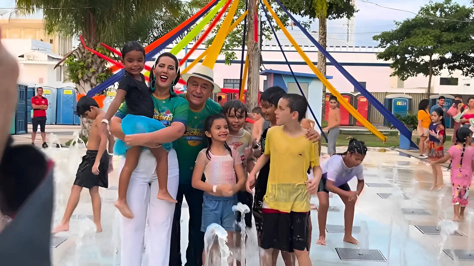 Em Rio Branco, Tião Bocalom e primeira-dama se juntam às crianças e “caem” na folia da fonte interativa