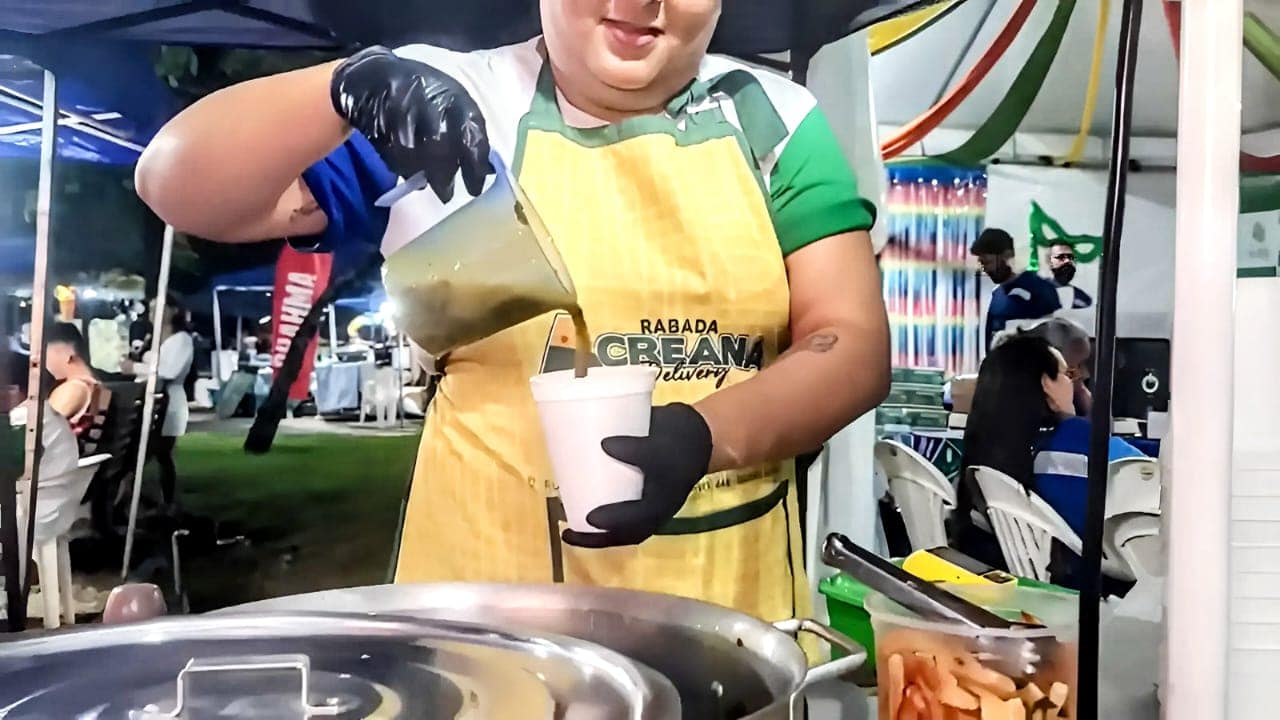 Caldo de tucupi a R$ 10 faz sucesso na praça de alimentação do Carnaval
