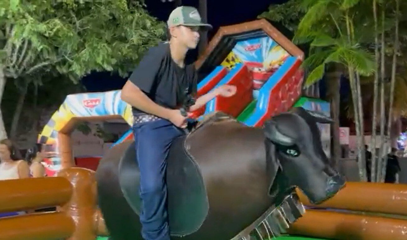 Foliões se divertem com touro mecânico no Carnaval