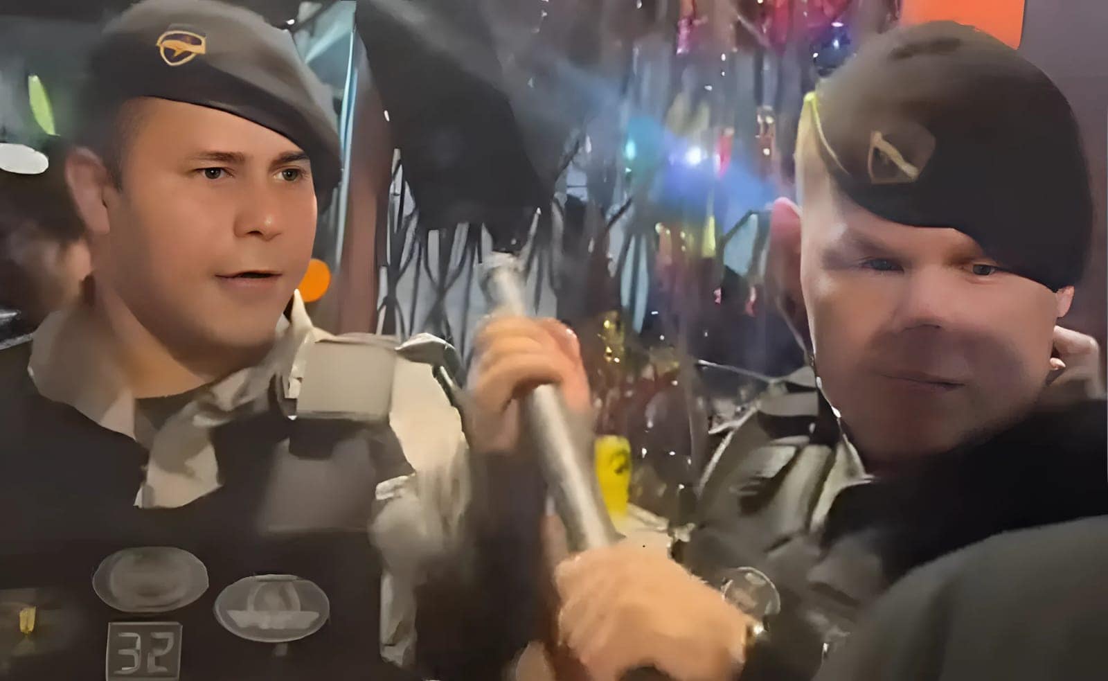 Vídeo mostra PM usando cassetete contra folião em bar de Rio Branco