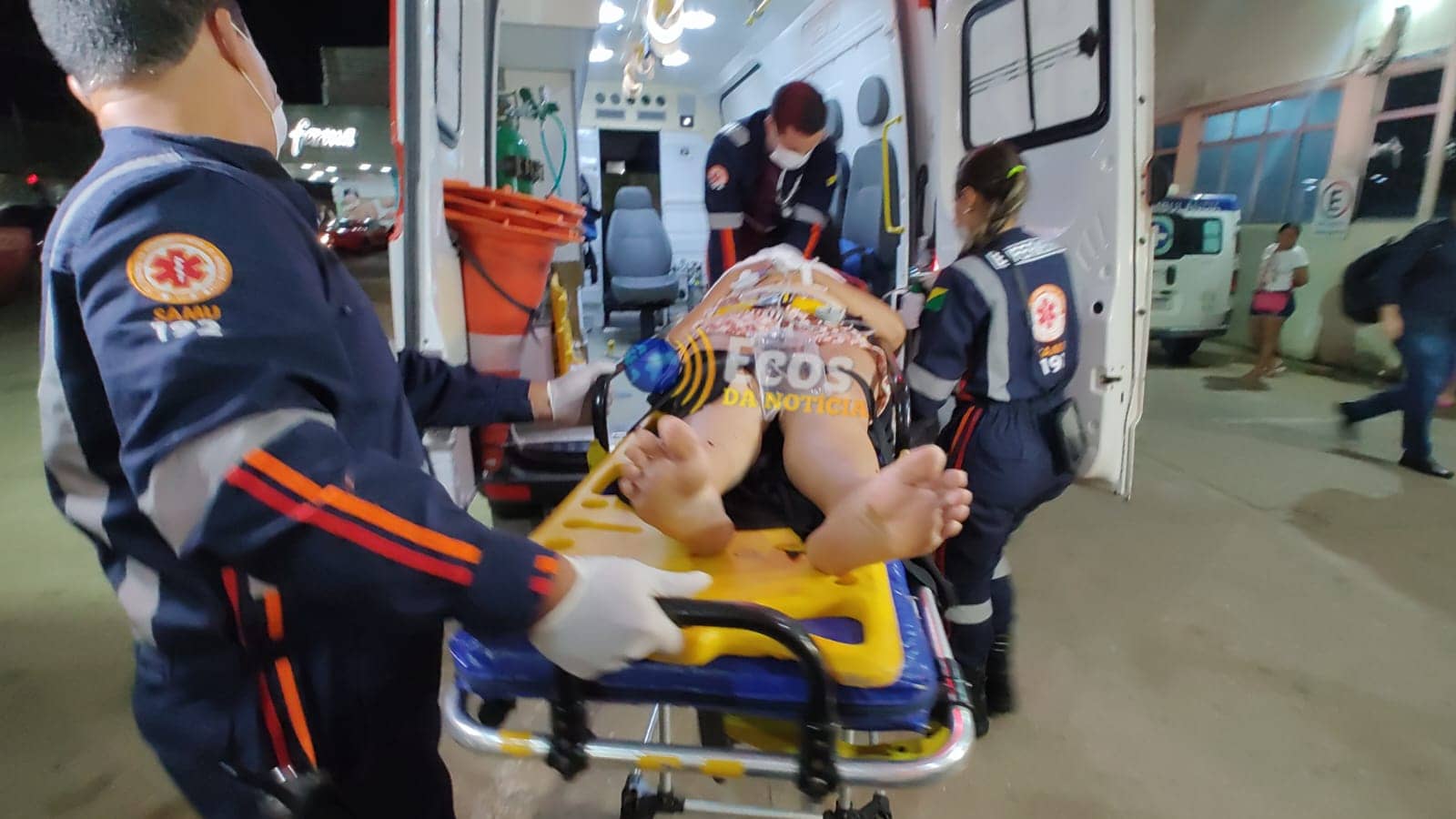 Mãe e filha caem de moto após passarem por buraco na AC-10 e ficam feridas