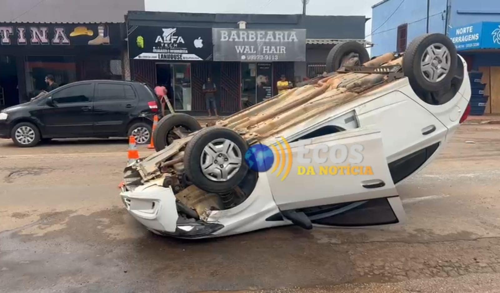 Colisão entre veículos deixa carro capotado e motorista ferida na Avenida Sobral, em Rio Branco