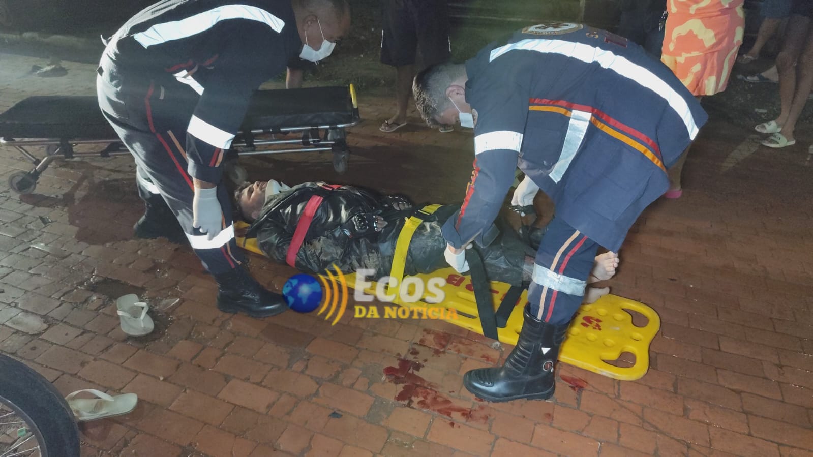 Colisão entre carro e moto deixa entregador de lanche com fratura na perna em Rio Branco