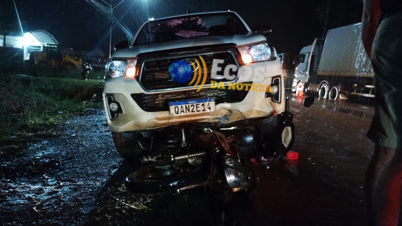 Mulher fica ferida em acidente envolvendo motocicleta e duas caminhonetes na BR-317