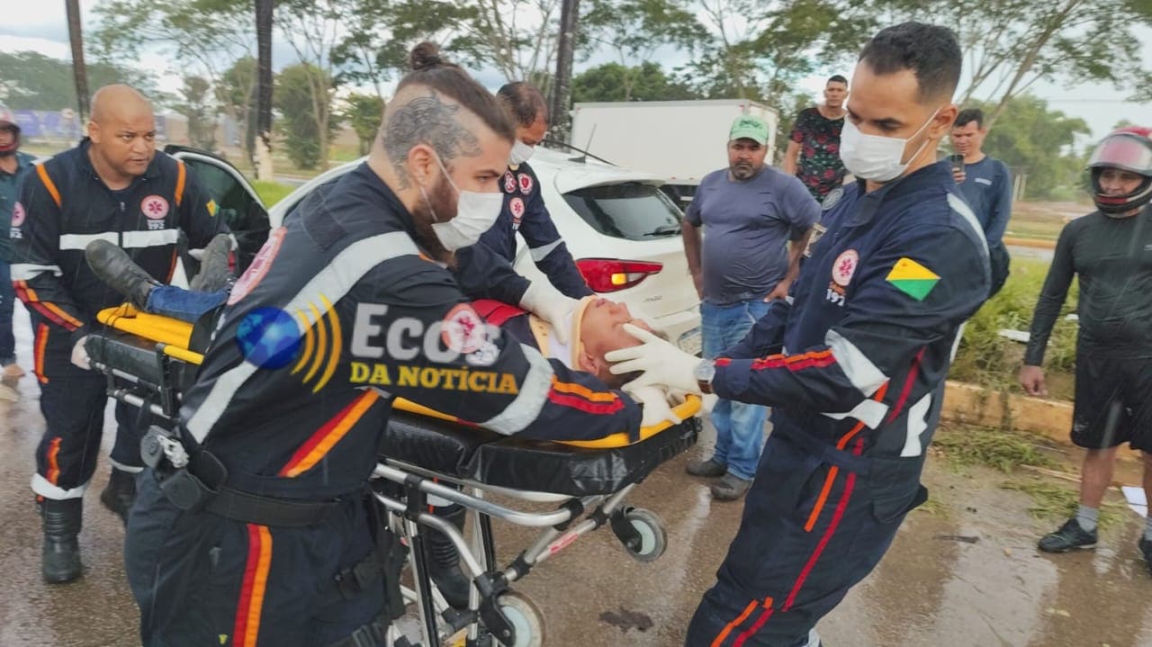 Motorista perde controle de veículo após aquaplanagem e capota na Avenida Amadeo Barbosa, em Rio Branco