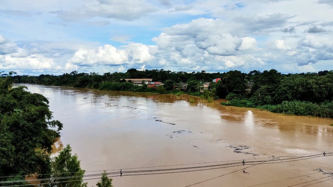 Rio Acre sobe mais e fica a 15 centímetros da cota de alerta