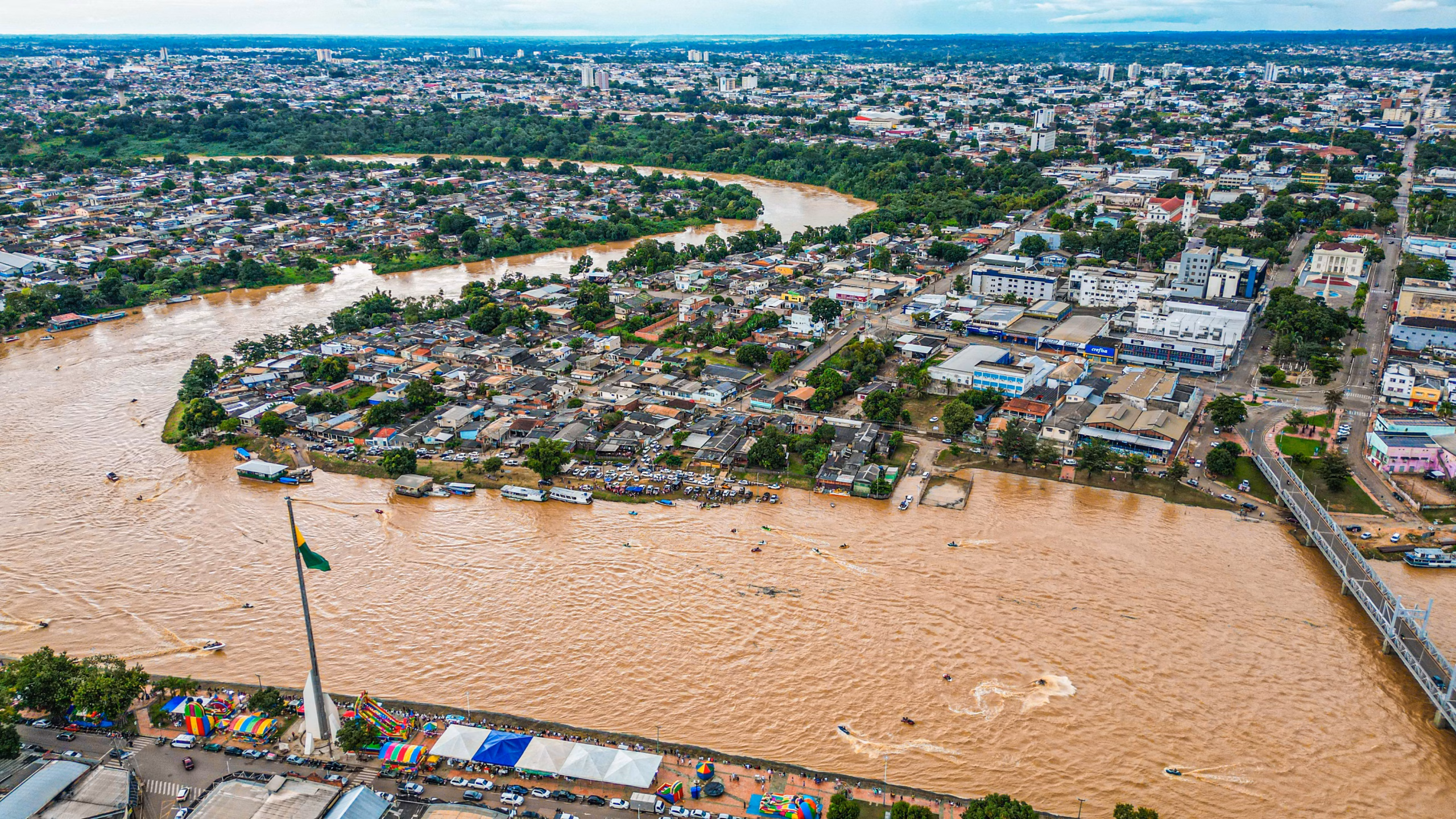 Nível do Rio Acre mantém ritmo de subida e ameaça casas na capital