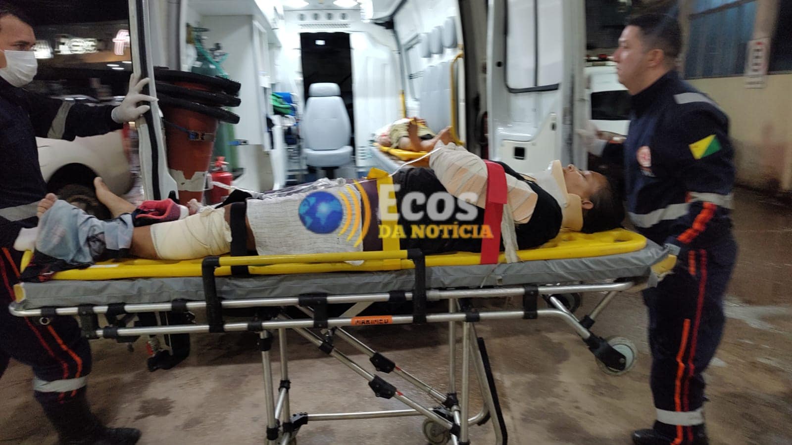 Casal sofre queda de moto após condutor perder o controle em buracos na BR-364