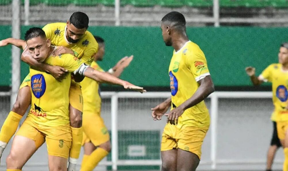 Daniego comemora o gol solitário da vitória do Galvez sobre o São Francisco. Foto: Manoel Façanha