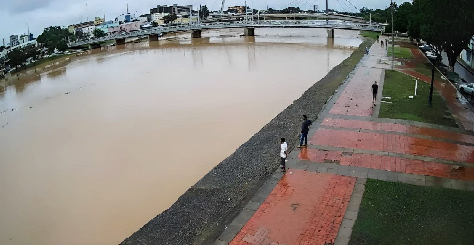 Rio Acre atinge 14,13 metros e afeta 10 bairros e 300 famílias na capital