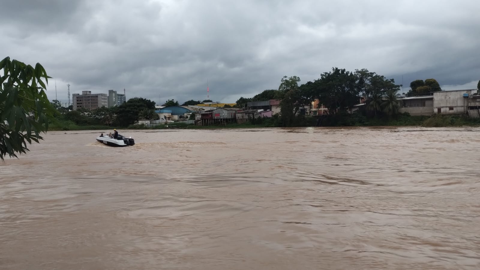 Nível do Rio Acre atinge 14,35 metros na capital na manhã desta terça-feira, 11