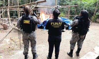 Agentes de órgãos federais realizam destruição de estrutura utilizada por garimpeiros. Foto: cedida