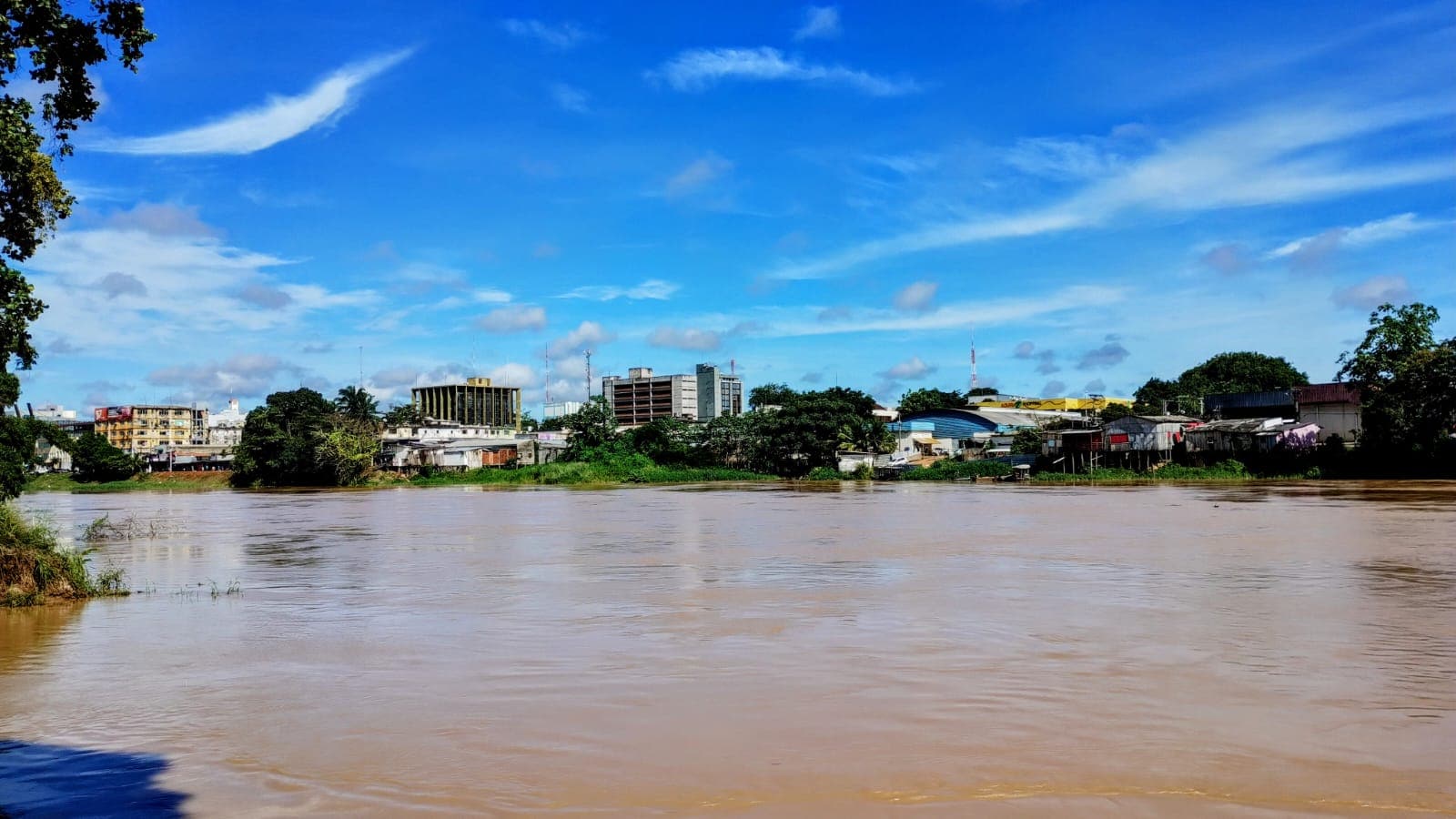 Acima da cota de transbordo, Rio Acre marca 14,19 metros na capital