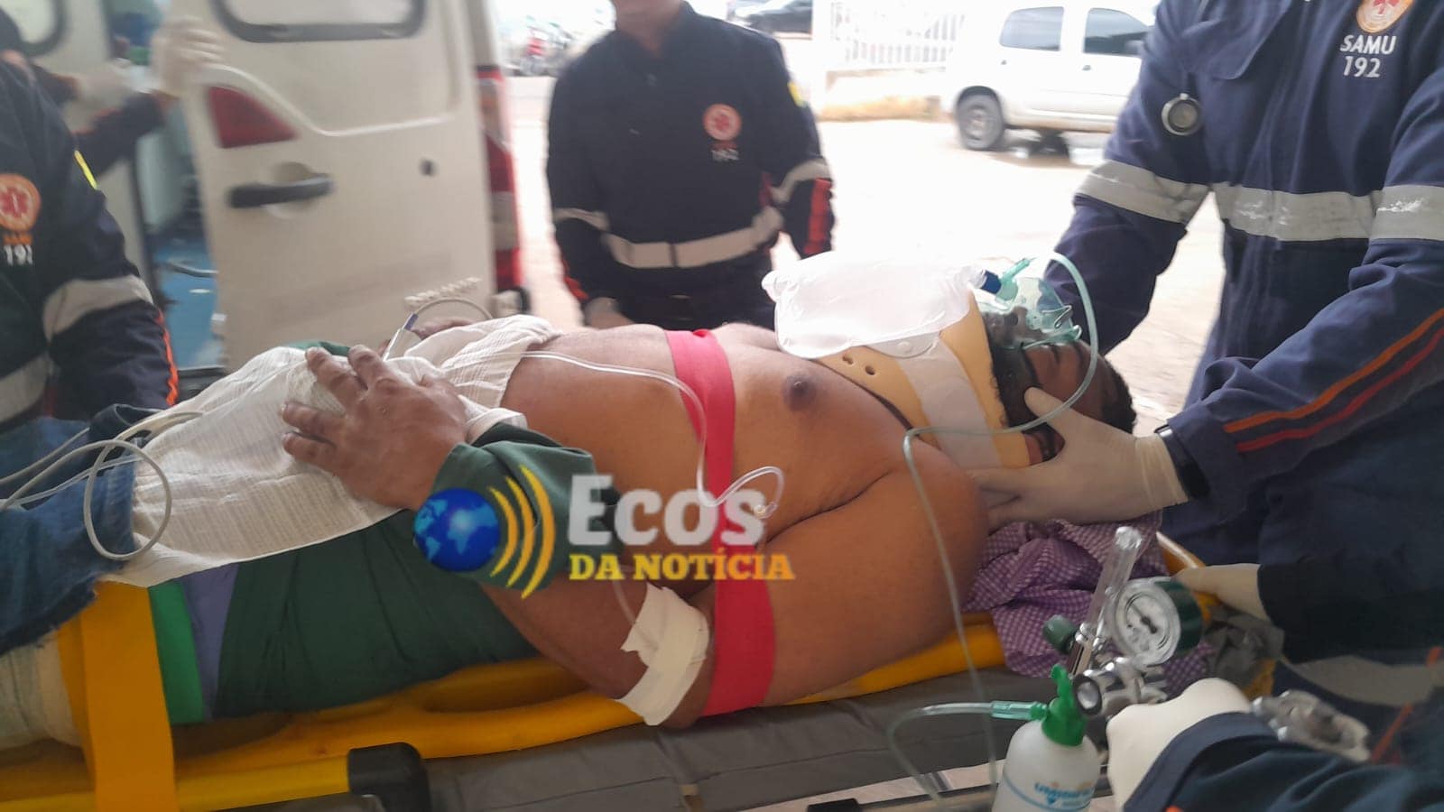 Colisão entre carro e moto deixa jovem gravemente ferido