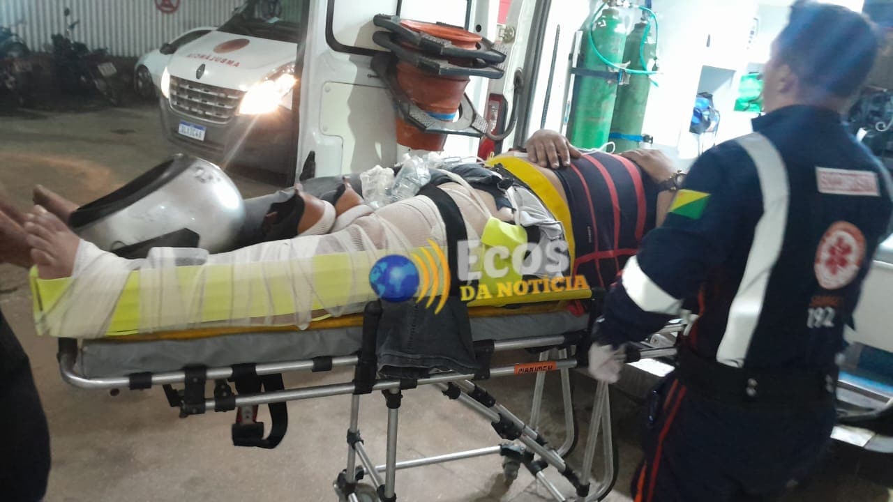 Acidente entre carro e moto deixa jovem gravemente ferido na capital