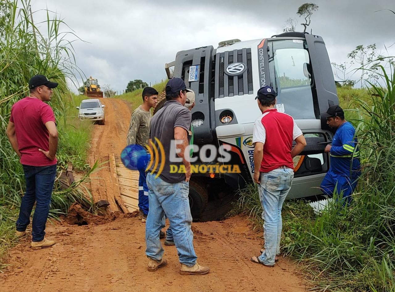 Caminhão da Prefeitura cai em igarapé após ponte ceder no interior do Acre