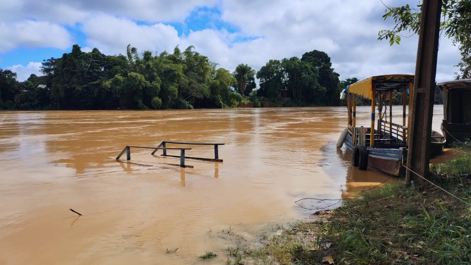 Nível do Rio Acre continua subindo e atinge 15,71 metros na capital