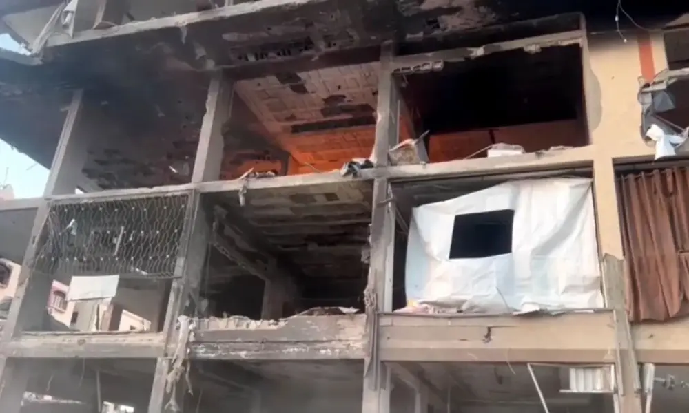 Médicos evacuam vítimas palestinas após ataque aéreo israelense no norte de Gaza. • Reprodução/Reuters