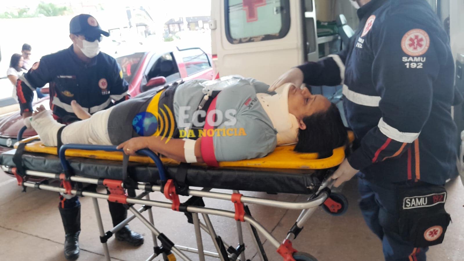 Colisão entre carro e moto deixa a mulher com fratura na perna