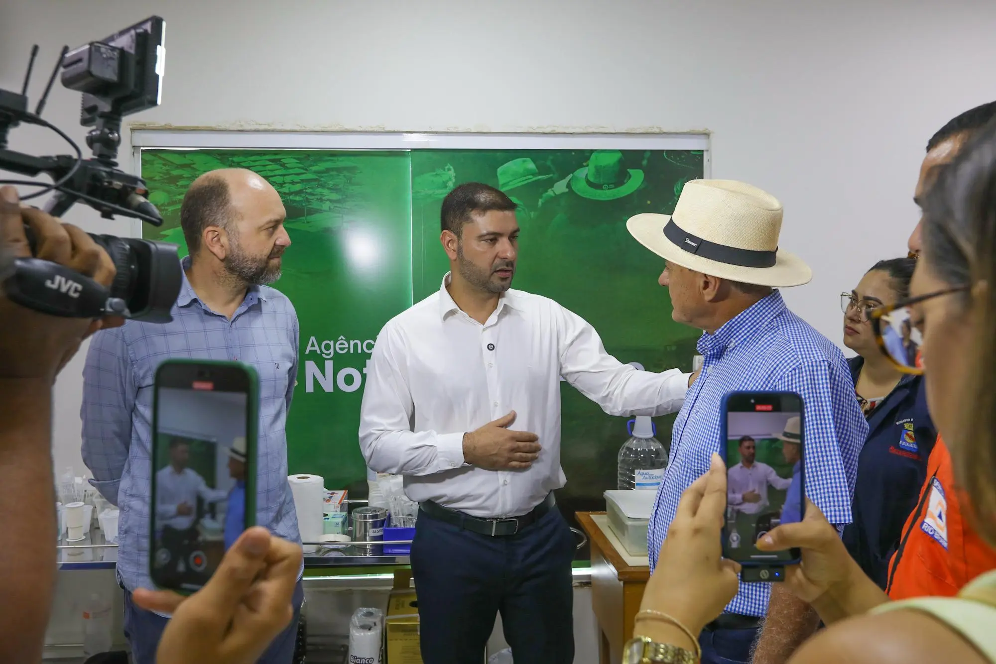 Nicolau Júnior visita desalojados e destaca união de poderes na cheia