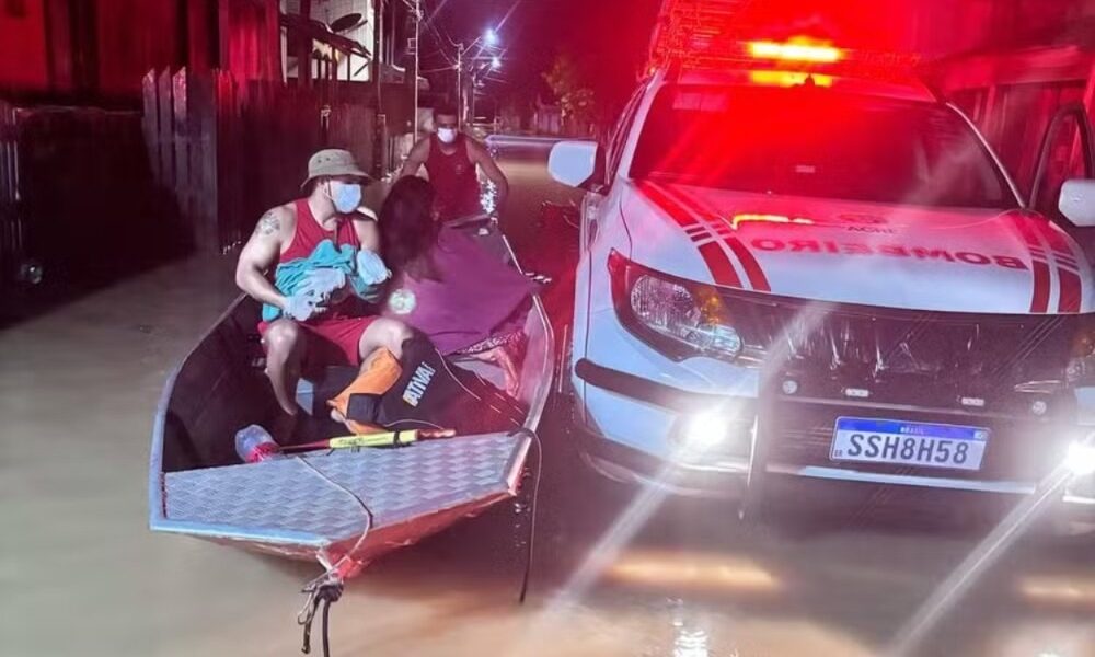 Mulher da à luz em meio a enchente em Tarauacá, no interior do Acre — Foto: Arquivo/7º Batalhão do Corpo de Bombeiros do Acre
