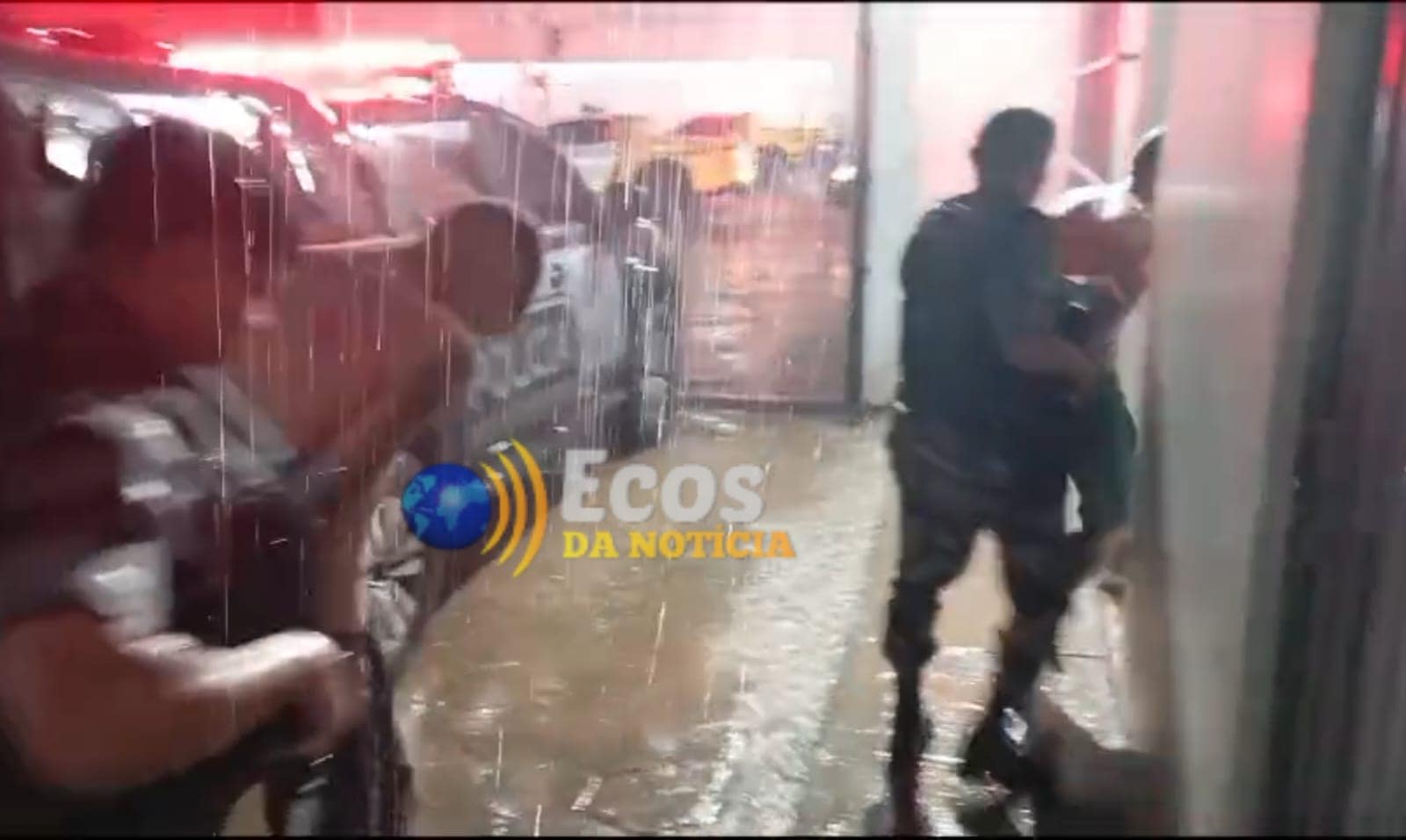 Trio é preso embalando drogas dentro de residência na capital