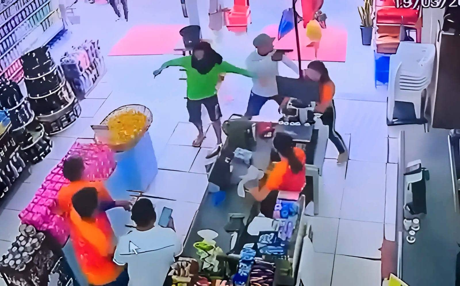 Tarauacá: criminosos assaltam loja e levam dinheiro e celulares;VÍDEO