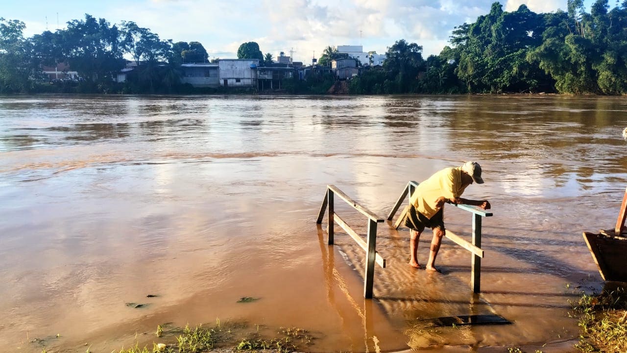 Rio Acre baixa mais 3 cm, mas segue acima da cota de transbordo