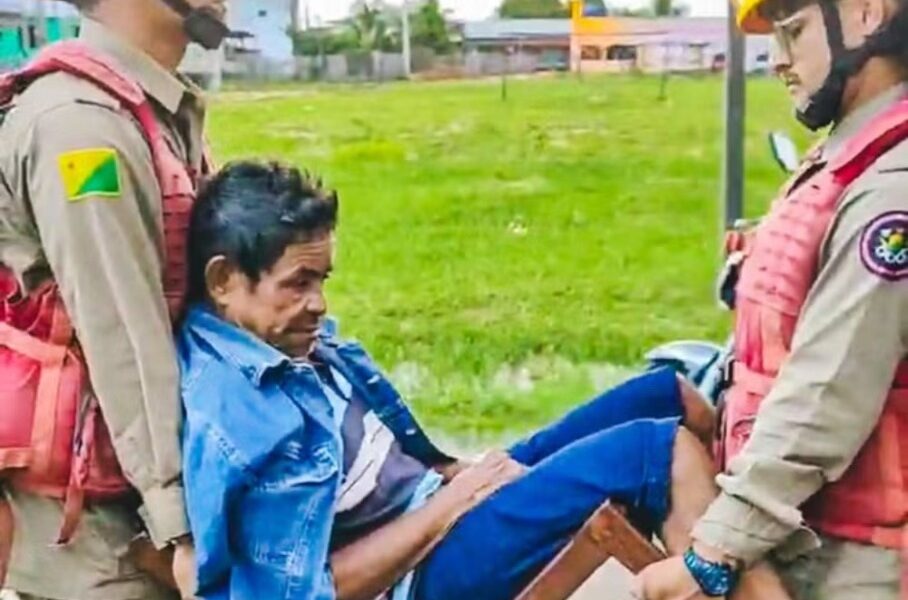 WhatsApp Image 2025-03-21 at 16.17.24 Idoso é resgatado de área atingida por enchente no interior do Acre — Foto: Asscom/CBMAC