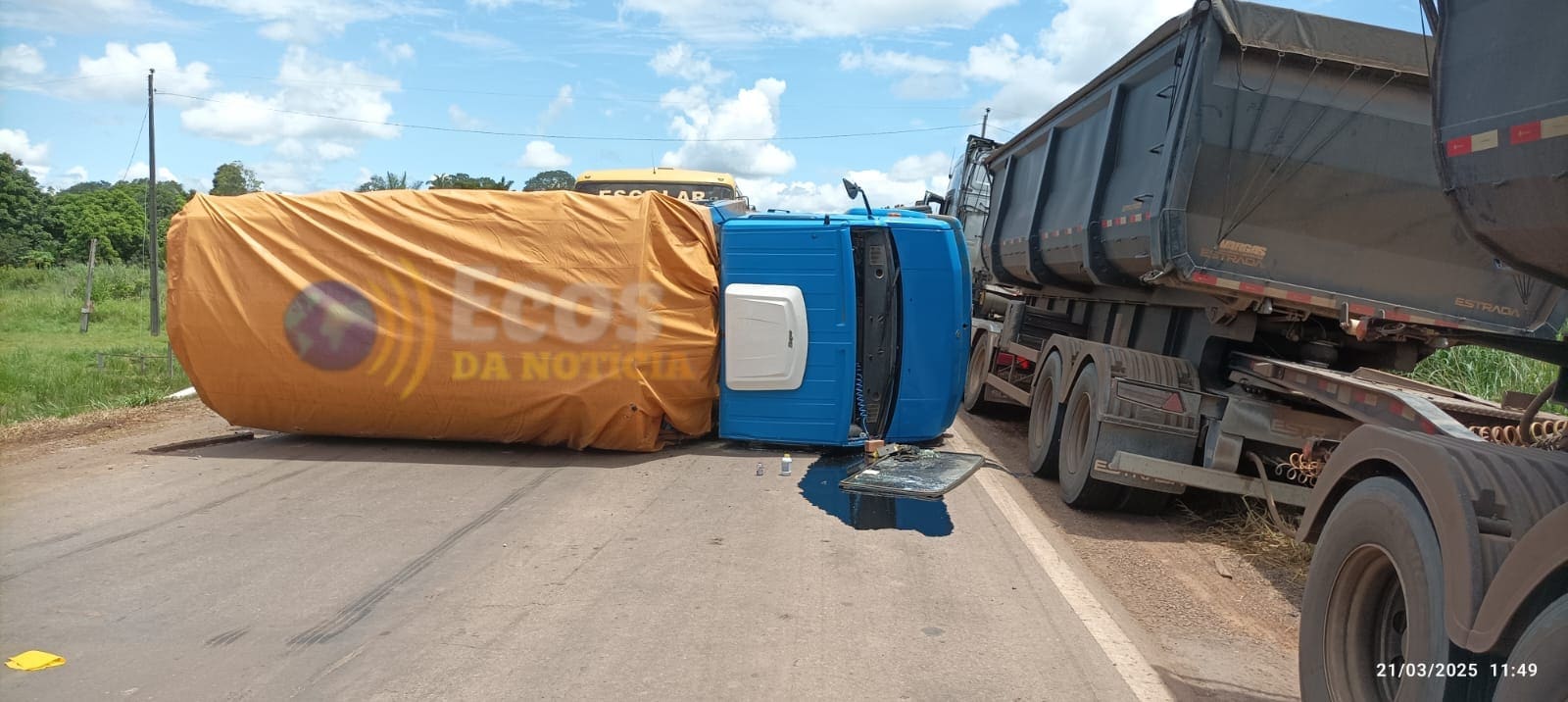 Caminhão tomba na BR-364 e ônibus escolar auxilia na remoção