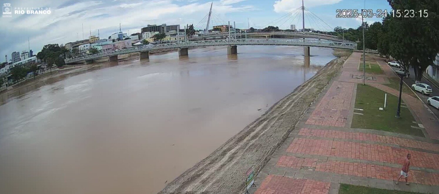 Rio Acre sai da cota de alerta e marca 13,45 metros na capital