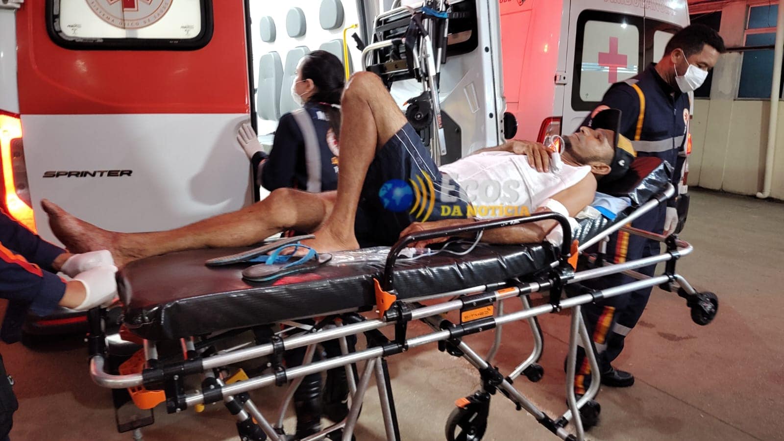 Homem leva facada no peito e cai em pátio de supermercado no AC