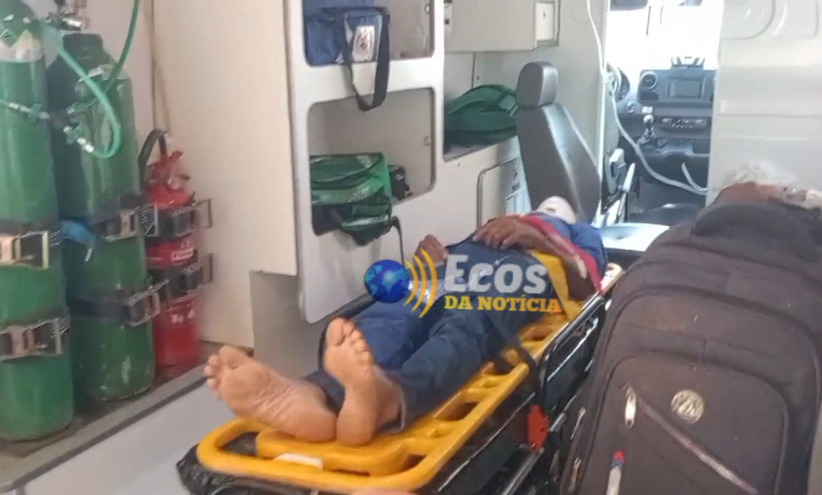 Caminhonete capota na BR-317 e deixa duas pessoas feridas