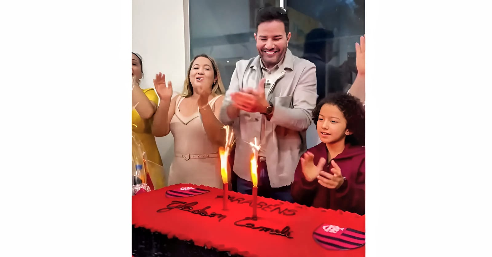 Com direito a bolo do Flamengo, Gladson celebra aniversário com populares