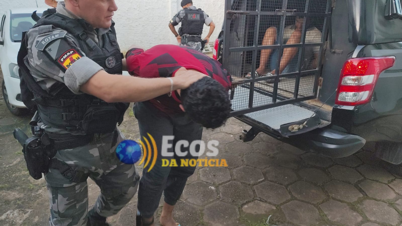 PM apreende drogas e prende dois suspeitos em posto de lavagem