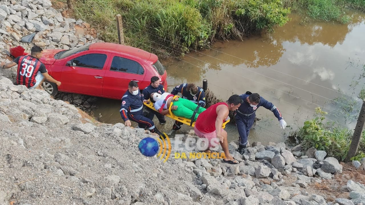 Motorista perde controle de veículo em obra sem sinalização e cai em igarapé em Rio Branco