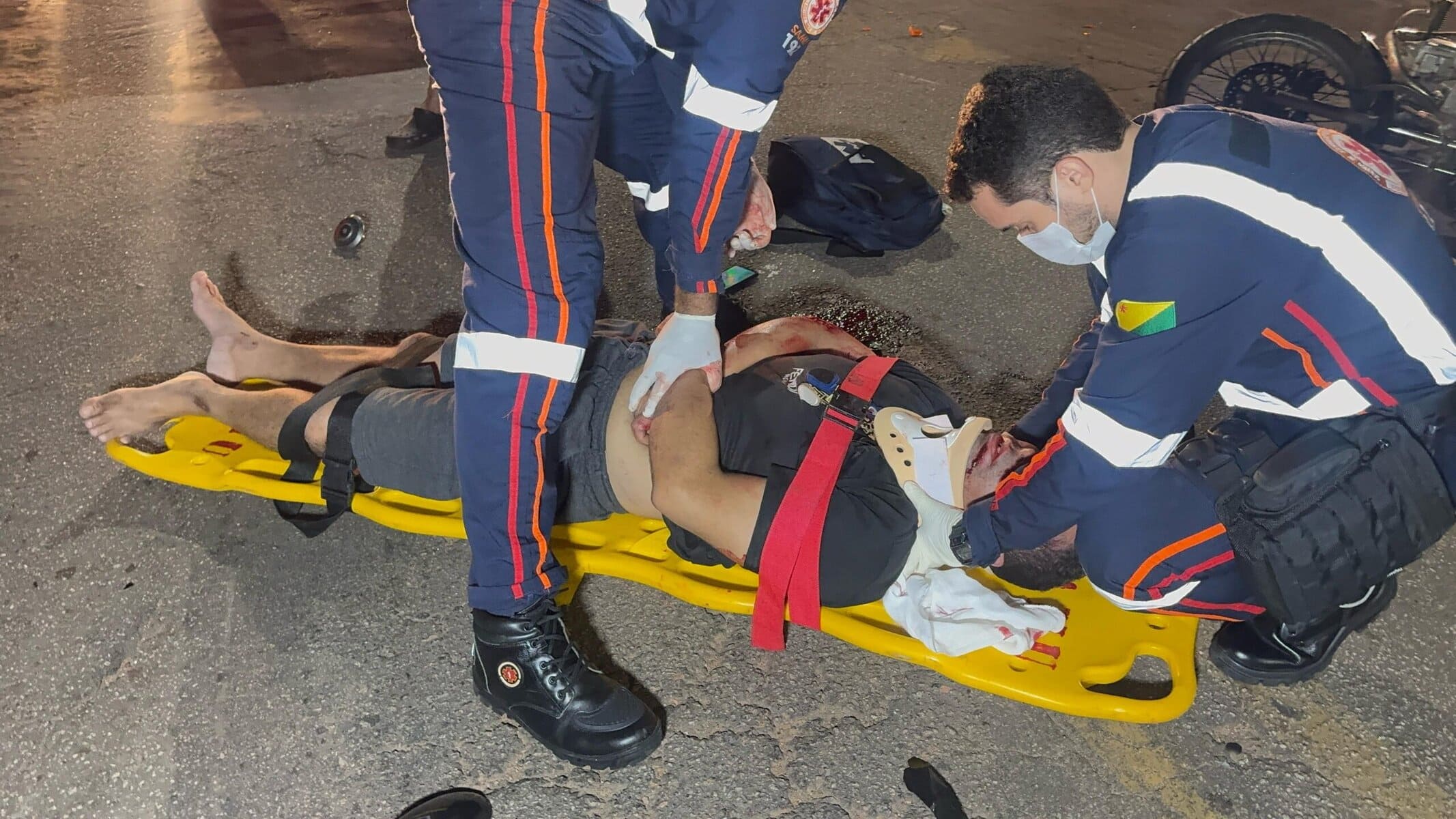 Colisão entre carro e moto deixa motorista e motociclista feridos