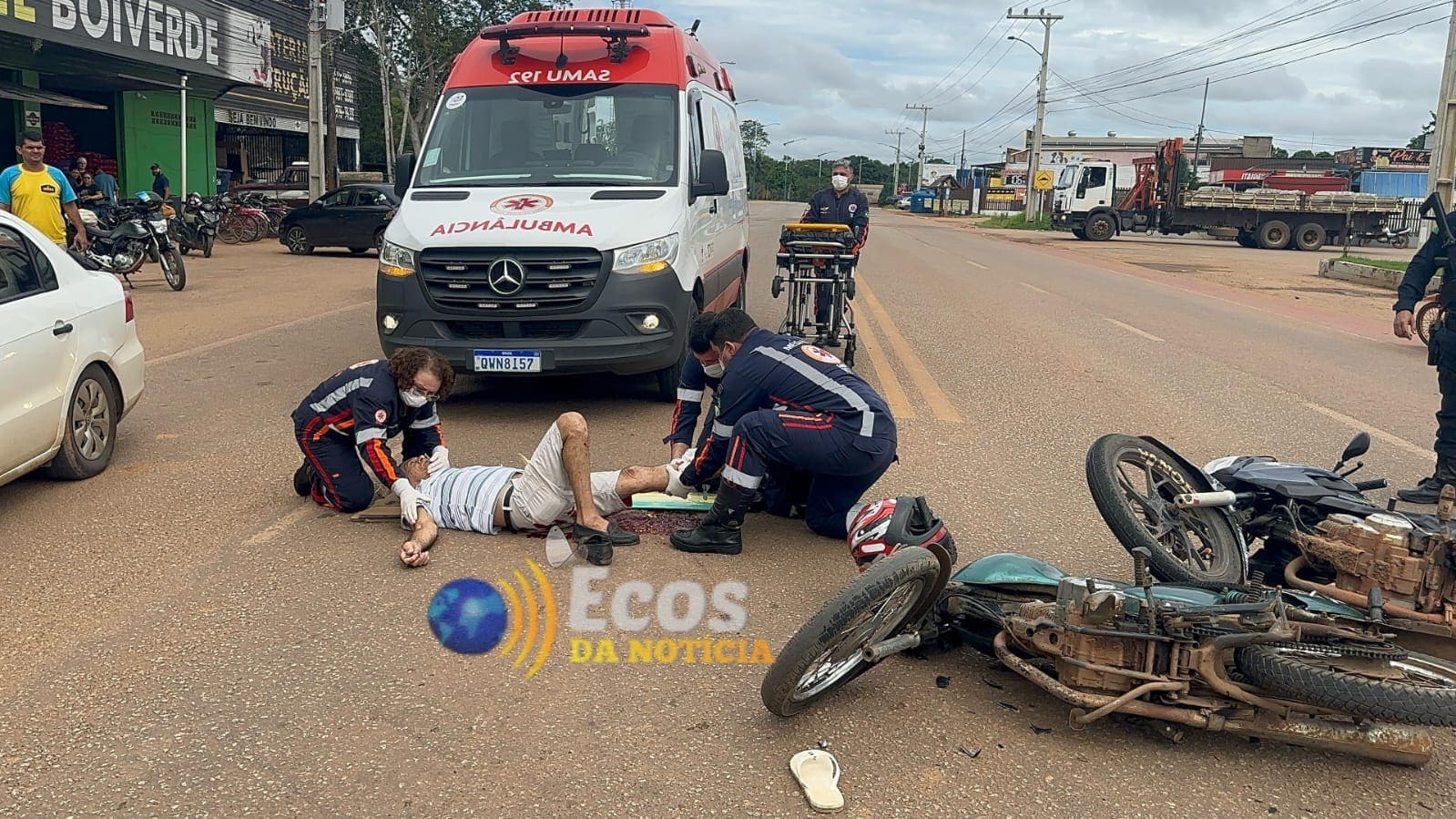 Colisão entre motocicletas deixa idoso com fratura exposta em  Rio Branco