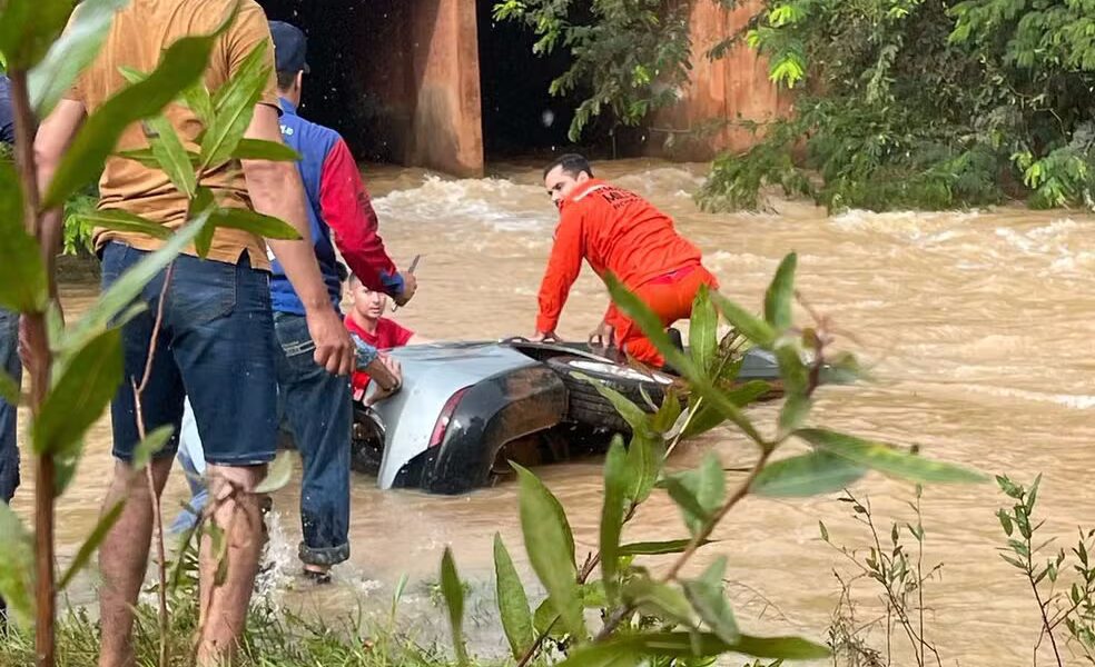 Resgate de Josiane e Ana — Foto: Reprodução