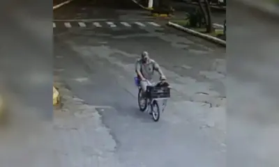 cantor-afogado-pe-3-3 Câmeras de segurança registraram imagens de Tiago indo, de bicicleta, com o menino em uma caixa • Reprodução