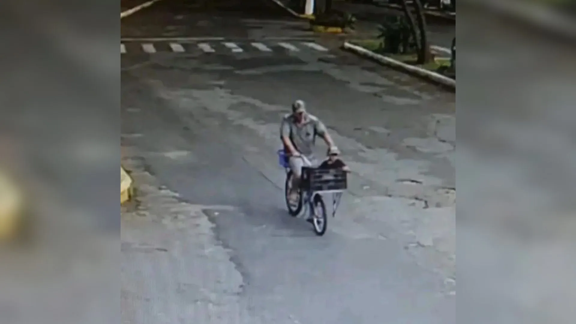 Vídeo mostra pai carregando filho de 5 anos em bicicleta antes de jogá-lo de ponte