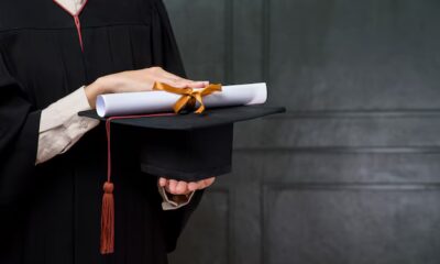 close-up-mulher-de-formatura-esta-segurando-a-tampa-e-certificado_33799-7888 close-up-mulher-de-formatura-esta-segurando-a-tampa-e-certificado_33799-7888