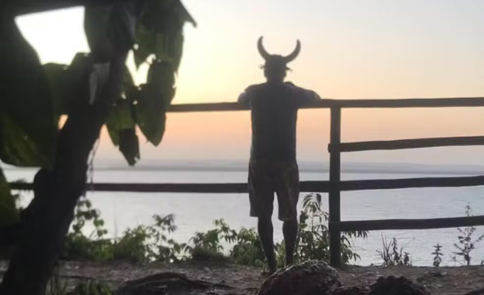 foto-no-tamanho-home-13- (2) Empreendedor usa chapéu com chifres durante o trabalho — Foto: Redes sociais