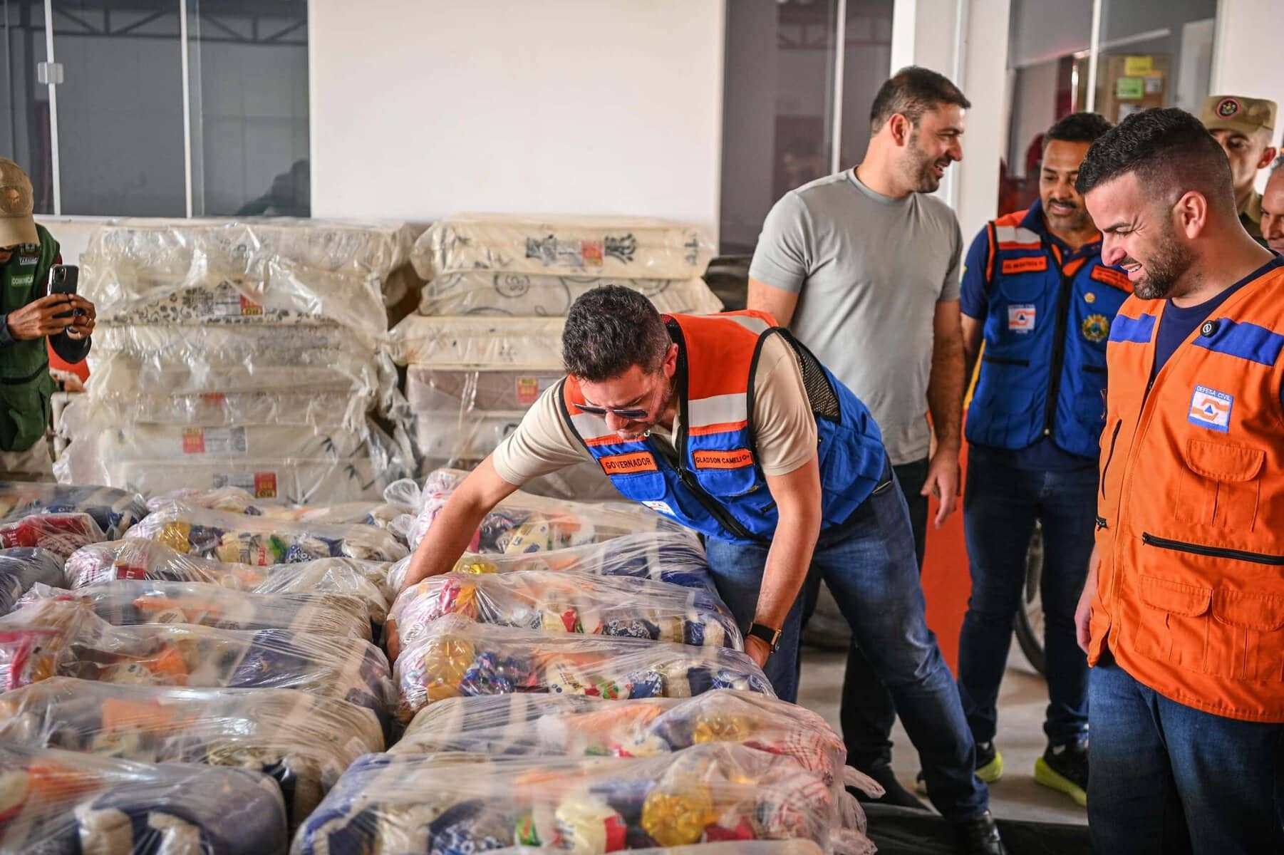 Governador entrega cestas básicas para famílias atingidas pela alagação em Tarauacá