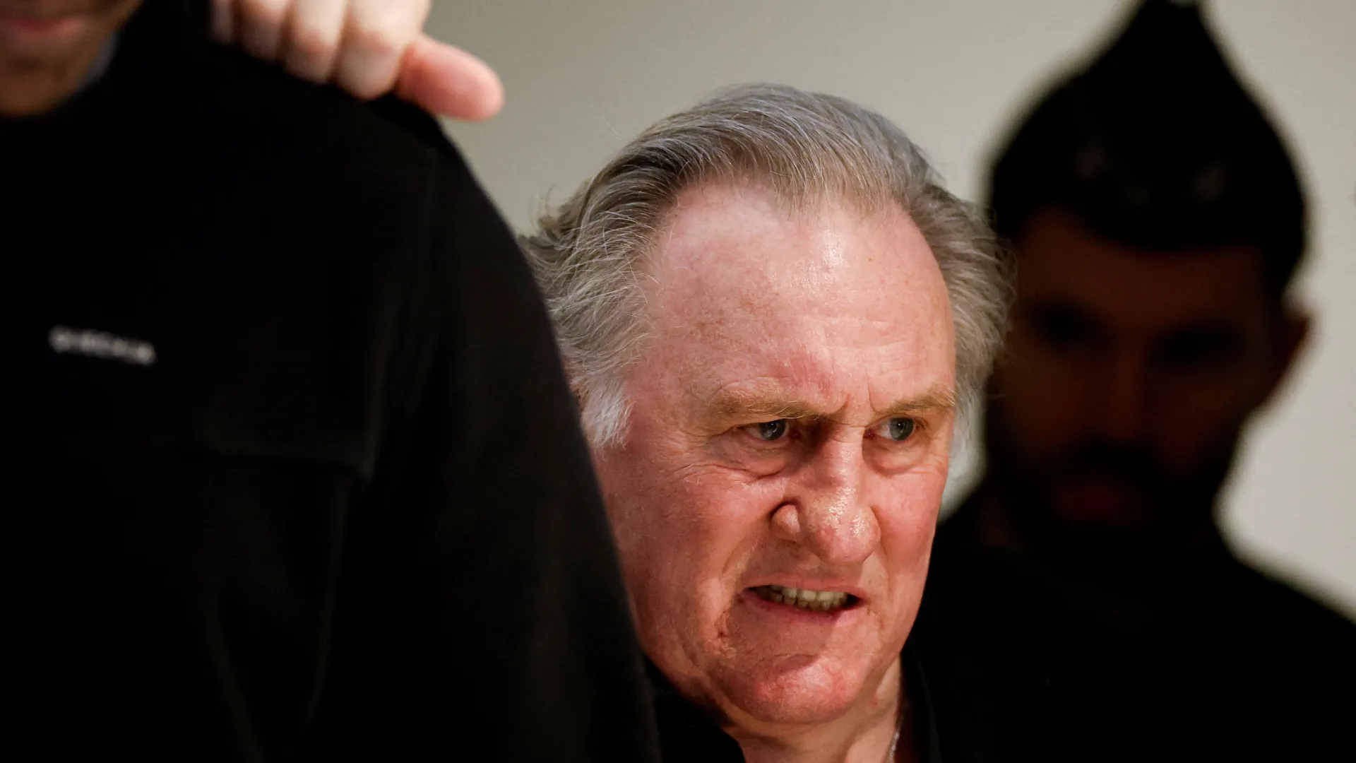 Depardieu admite ter agarrado uma mulher pelos quadris, mas nega agressão