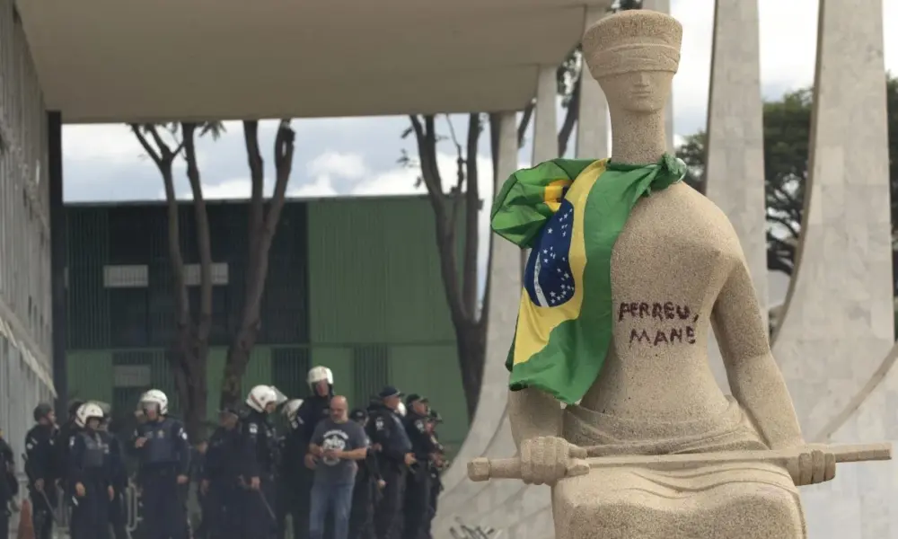 ja08717_0 Estátua da Justiça, em frente ao Supremo Tribunal Federal, foi pichada. Foto: Joedson Alvez/Agência Brasil